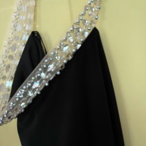 Sleeveless and backless evening gown Or waist embellished skirt